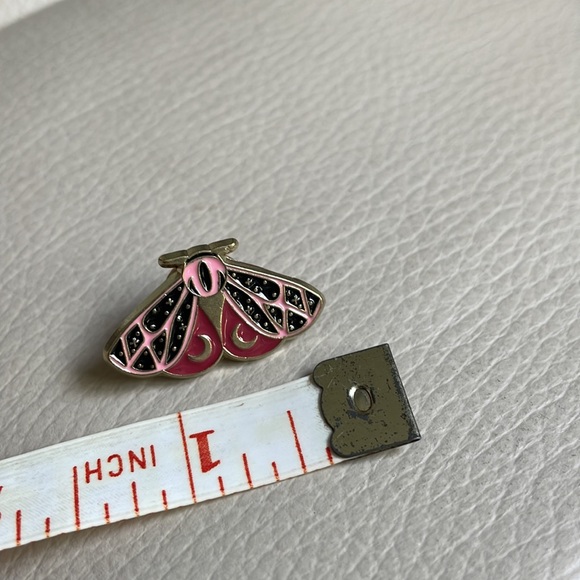 🌷free w/purchase Moth pin enamel - Picture 5 of 7